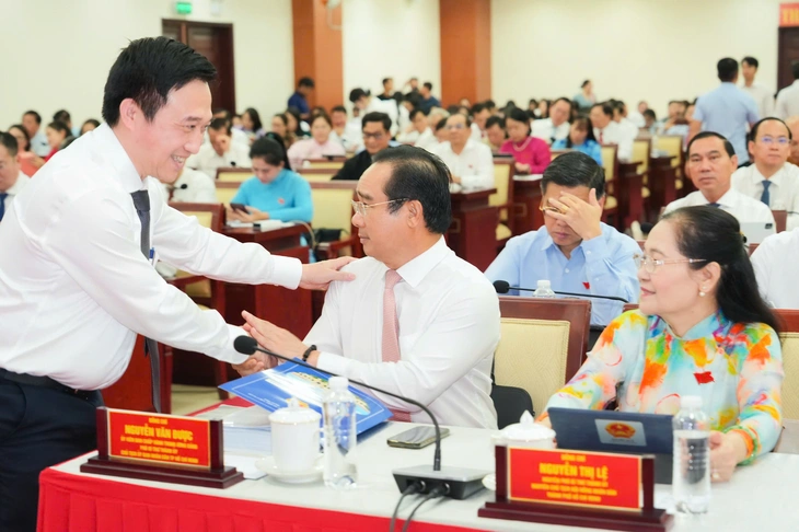 Chủ tịch phường, xã ở TP.HCM sẽ được ủy quyền cho công chức ký sao y chứng thực - Ảnh 2.