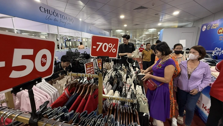 Người dân TP.HCM hào hứng săn hàng giảm giá đến 80%... 'dưới lòng đất' - Ảnh 3.