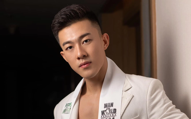 Đoàn Công Vinh mặc áo vest phối với quần bơi tại Mister International bị chê ố dề - Ảnh 4.