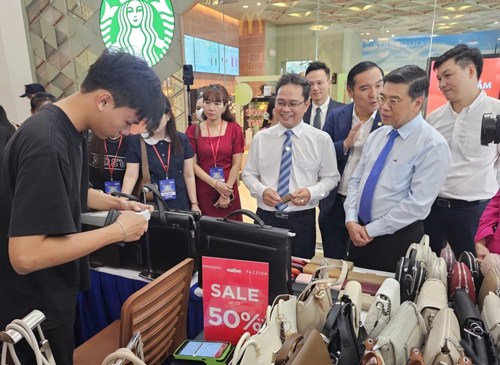 Người dân TP.HCM hào hứng săn hàng giảm giá đến 80%... 'dưới lòng đất' - Ảnh 1.