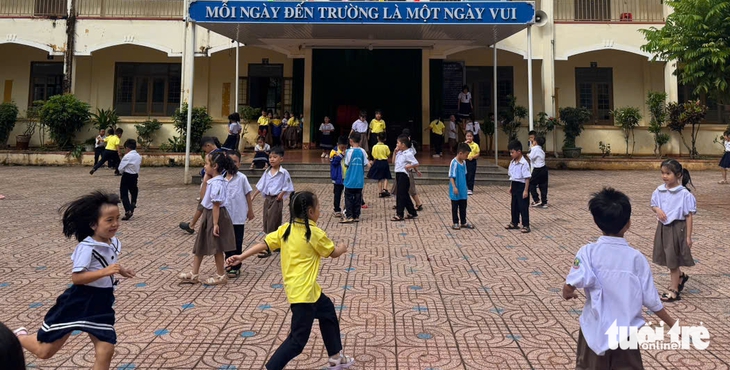 Nhiều trường học có đồng phục 'rườm rà', lãnh đạo Sở Giáo dục và Đào tạo nói gì?- Ảnh 1. Nhiều trường học có đồng phục 'rườm rà', lãnh đạo Sở Giáo dục và Đào tạo nói gì?- Ảnh 1.
