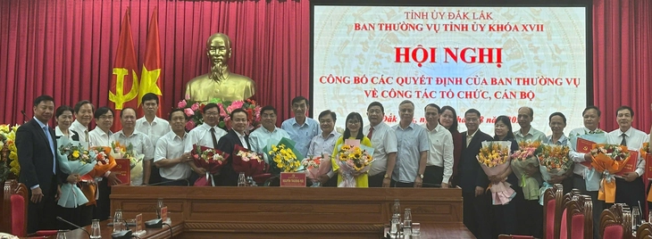Đắk Lắk cho 248 cán bộ nghỉ hưu và nghỉ thôi việc - Ảnh 1. Đắk Lắk cho 248 cán bộ nghỉ hưu và nghỉ thôi việc - Ảnh 1.