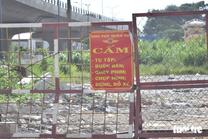 Vừa dọn sạch, rác trước lối ra nhà ga T3 lại 'mọc' lên: Do đường chưa bàn giao? - Ảnh 3.