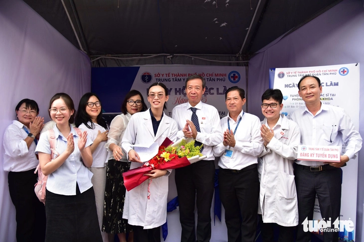 3 năm liền nhiều trung tâm y tế ở TP.HCM vẫn tuyển không được bác sĩ trẻ - Ảnh 1.