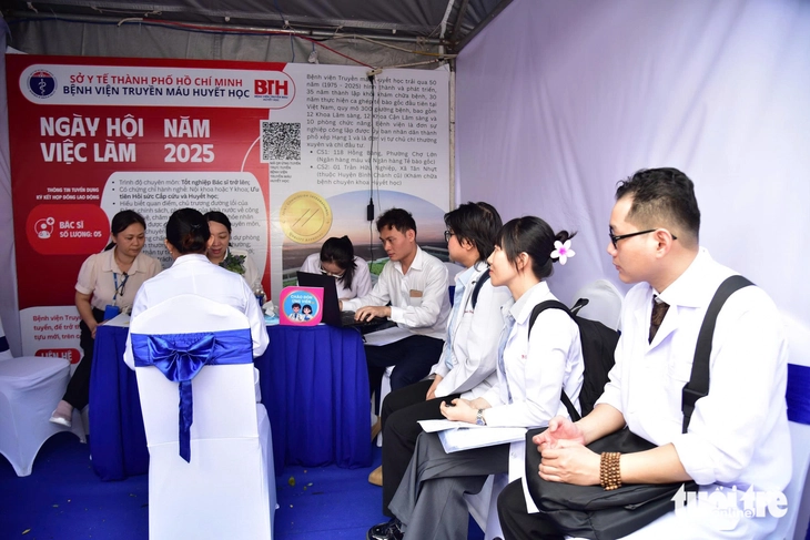 3 năm liền nhiều trung tâm y tế ở TP.HCM vẫn tuyển không được bác sĩ trẻ - Ảnh 8.