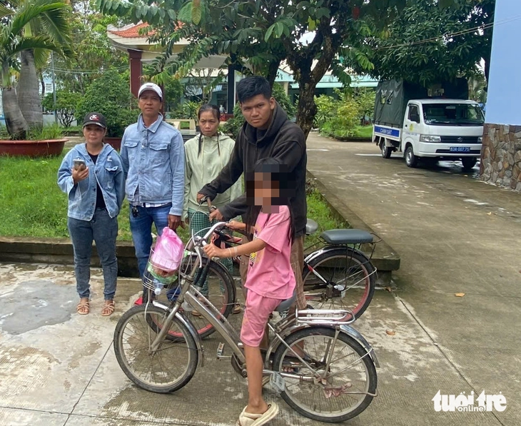 Em 18 tuổi cùng chị 9 tuổi đi lạc từ An Giang đến Đồng Tháp đã về gia đình sau 4 ngày mất liên lạc - Ảnh 1.