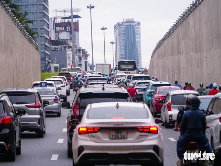 Đường phố Hà Nội ùn tắc khắp nơi, mới 16h dòng xe cộ đã kẹt cứng - Ảnh 5.