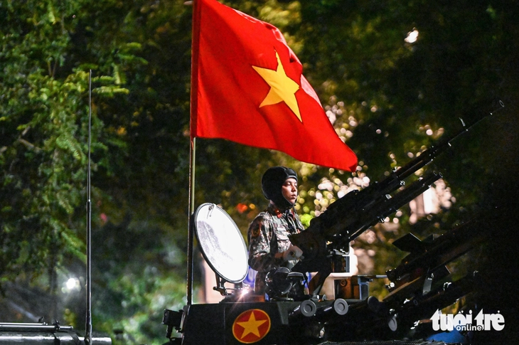 Xe tăng, tên lửa hùng dũng trên các ngả đường thủ đô, sẵn sàng cho tổng duyệt diễu binh - Ảnh 1.