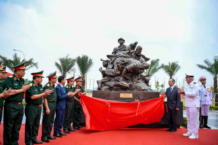 Bộ Quốc phòng gắn biển cụm tượng tri ân chuyên gia quân sự Liên Xô, Cuba - Ảnh 3.