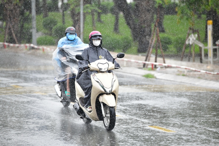 Thời tiết hôm nay 30-8: Áp thấp thành bão khi gần bờ, Bắc Bộ đến Đà Nẵng mưa rất to, Nam Bộ mưa to - Ảnh 1.