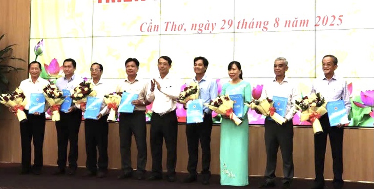 9 phó giám đốc sở ở Cần Thơ được nghỉ hưu trước tuổi, nhận trên 14 tỉ đồng - Ảnh 1.