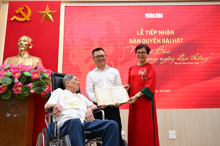 Nhạc sĩ Phạm Tuyên tặng bản quyền bài hát ‘Như có Bác trong ngày vui đại thắng’ cho nhân dân - Ảnh 1. Như có Bác trong ngày đại thắng - Ảnh 1.