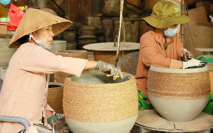 Người dân làng nghề Mỹ Thành phơi mót lại chổi đót sau lũ dữ- Ảnh 7.