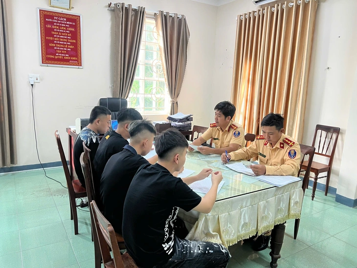 Tịch thu xe máy của thiếu niên buông tay nhảy 'Aura Farming' trên đường - Ảnh 1.