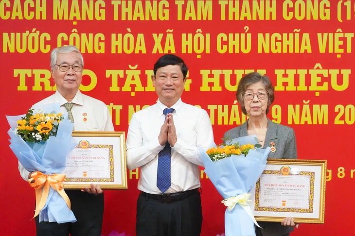 Giám đốc Sở Văn hóa - Thể thao TP.HCM Trần Thế Thuận nhận Huy hiệu 30 năm tuổi Đảng - Ảnh 2.
