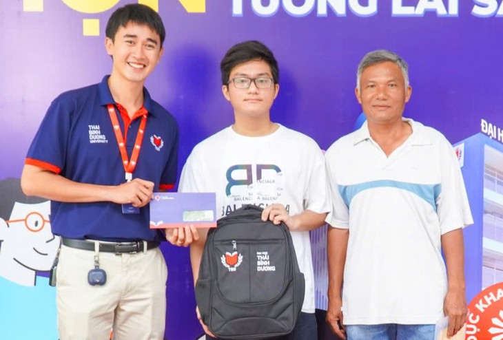 Một trường đại học 'chơi lớn' tặng 100.000 đồng cho sinh viên dịp Quốc khánh 2-9 - Ảnh 1. quốc khánh 2-9 - Ảnh 1.