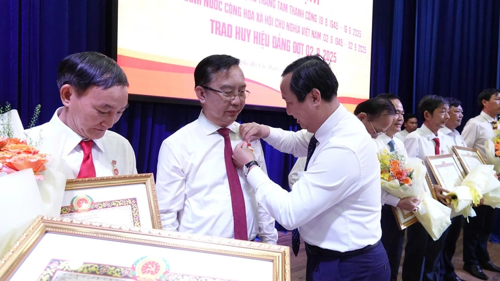 Giám đốc Sở Văn hóa - Thể thao TP.HCM Trần Thế Thuận nhận Huy hiệu 30 năm tuổi Đảng - Ảnh 1.