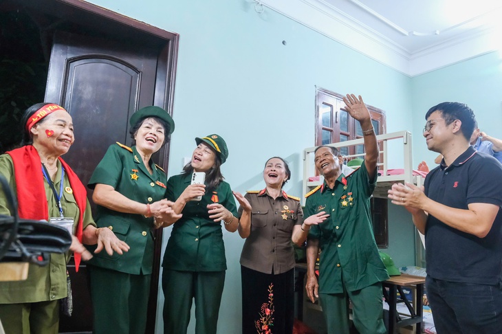 Dự định ngủ vỉa hè đợi xem diễu binh, cựu chiến binh được mời về ở cùng 'đồng đội' miễn phí - Ảnh 1. cựu chiến binh - Ảnh 1.