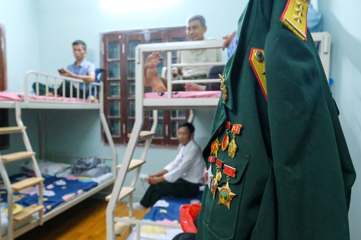 Dự định ngủ vỉa hè đợi xem diễu binh, cựu chiến binh được mời về ở cùng 'đồng đội' miễn phí - Ảnh 2. cựu chiến binh - Ảnh 2.