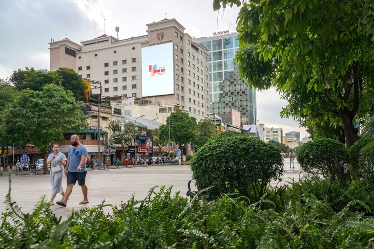 Logo kỷ niệm 50 năm thành lập báo Tuổi Trẻ xuất hiện ở tuyến metro số 1 - Ảnh 19. Logo kỷ niệm 50 năm thành lập báo Tuổi Trẻ xuất hiện ở tuyến metro số 1 - Ảnh 19.
