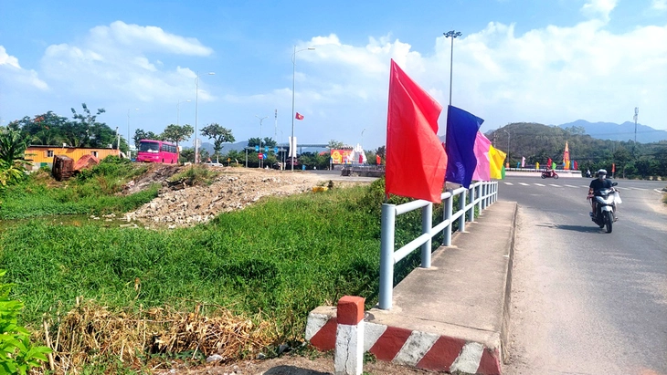 Khắc phục xong hậu quả 2 vụ lấp sông, chặn đường thoát lũ tại 2 phường Nha Trang - Ảnh 1.