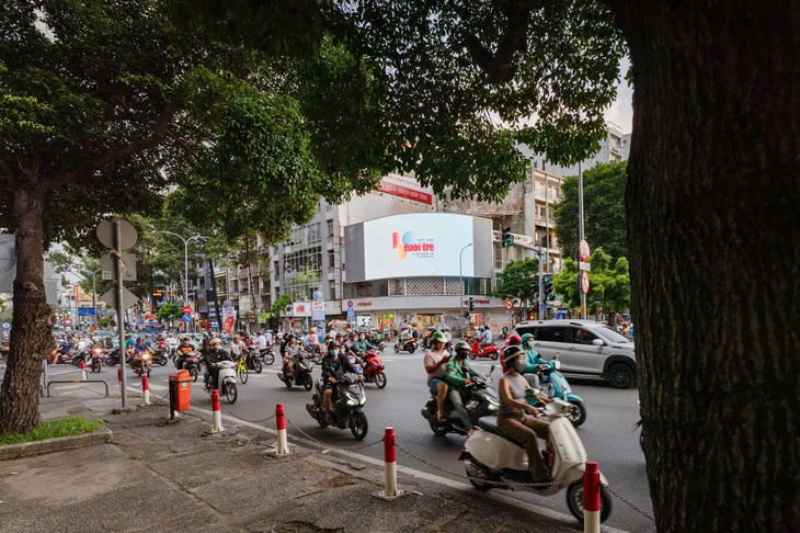 Logo kỷ niệm 50 năm thành lập báo Tuổi Trẻ xuất hiện ở tuyến metro số 1 - Ảnh 11. báo Tuổi Trẻ - Ảnh 10.