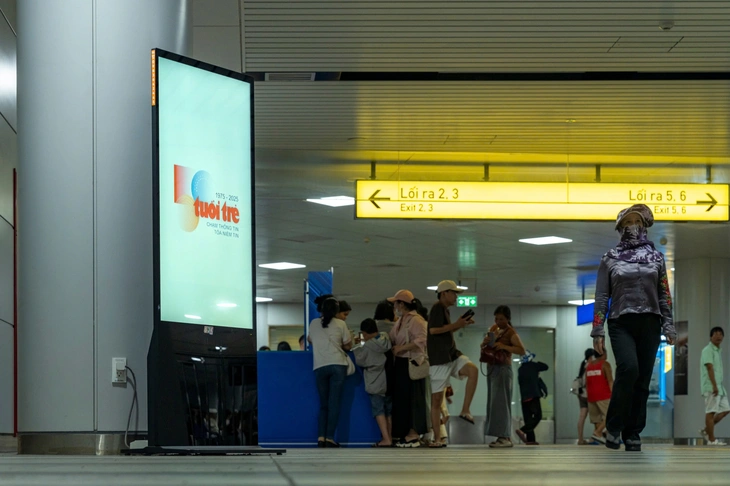Logo kỷ niệm 50 năm thành lập báo Tuổi Trẻ xuất hiện ở tuyến metro số 1 - Ảnh 1. báo Tuổi Trẻ - Ảnh 1.