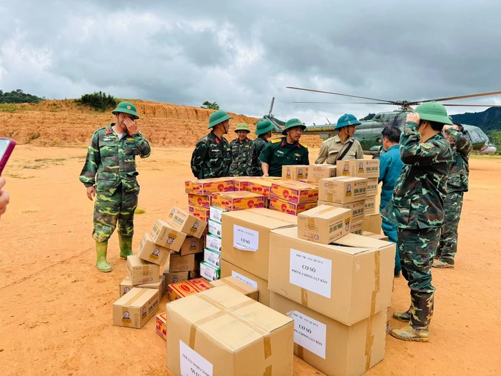 Bộ Quốc phòng điều 3 máy bay chở đoàn công tác và hàng cứu trợ Điện Biên - Ảnh 4. Bộ Quốc phòng điều 3 máy bay chở đoàn công tác và hàng cứu trợ Điện Biên - Ảnh 4.