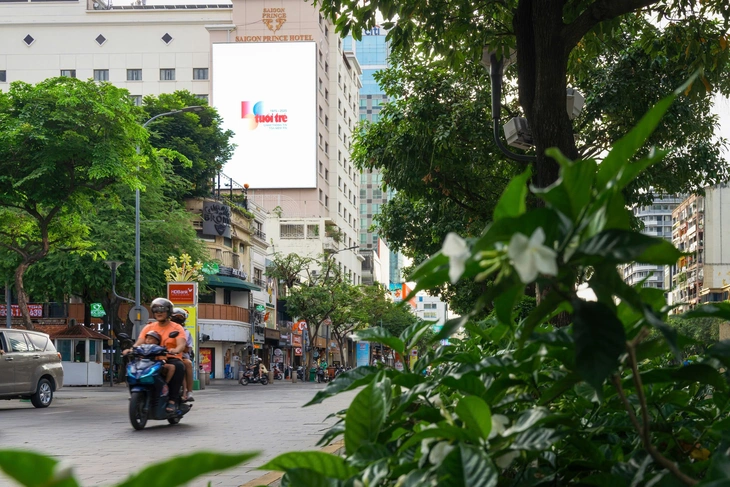 Logo kỷ niệm 50 năm thành lập báo Tuổi Trẻ xuất hiện ở tuyến metro số 1 - Ảnh 17. Logo kỷ niệm 50 năm thành lập báo Tuổi Trẻ xuất hiện ở tuyến metro số 1 - Ảnh 17.