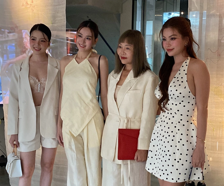 Ngắm thiết kế đặc biệt từ tấm vải con tằm tự nhả tơ và dệt - Ảnh 6. thiết kế - Ảnh 6.