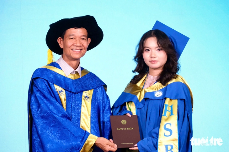 Hiệu trưởng dặn tân cử nhân 'chăm làm, chăm học, không để AI phá hủy tương lai' - Ảnh 1.