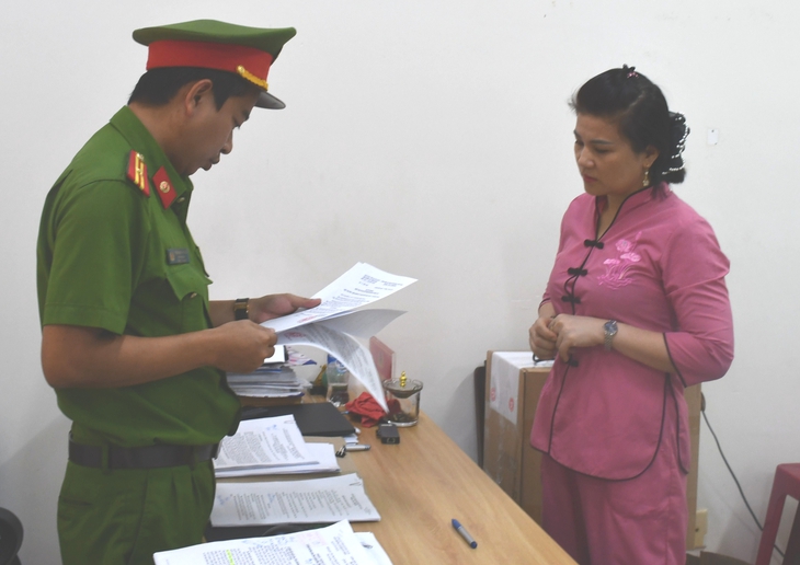 Bắt bảo mẫu ném bé trai 14 tháng tuổi xuống nền gạch, chấn thương sọ não - Ảnh 1.