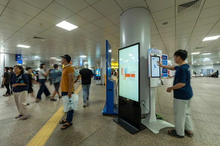 Logo kỷ niệm 50 năm thành lập báo Tuổi Trẻ xuất hiện ở tuyến metro số 1 - Ảnh 3. báo Tuổi Trẻ - Ảnh 3.