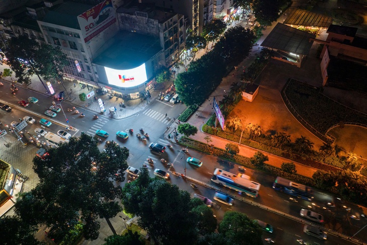 Logo kỷ niệm 50 năm thành lập báo Tuổi Trẻ xuất hiện ở tuyến metro số 1 - Ảnh 10. báo Tuổi Trẻ - Ảnh 9.