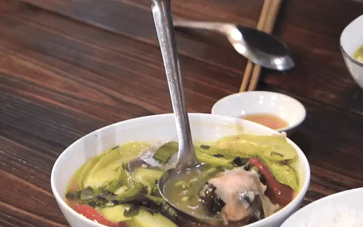 'Chàng rể Việt' Jung Il Woo check-in báo Hà Nội Mới, ăn phở Bát Xứ - Ảnh 6.