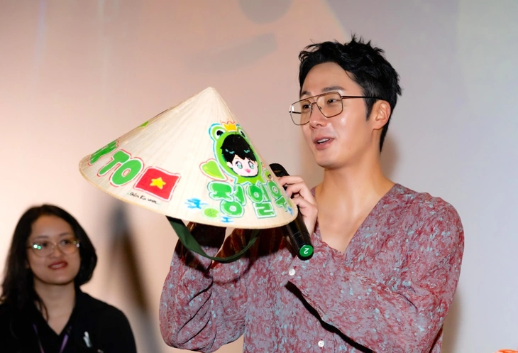 Jung Il Woo mê canh chua cá Việt Nam ngay từ ngụm nước đầu tiên - Ảnh 1. Jung Il Woo - Ảnh 1.