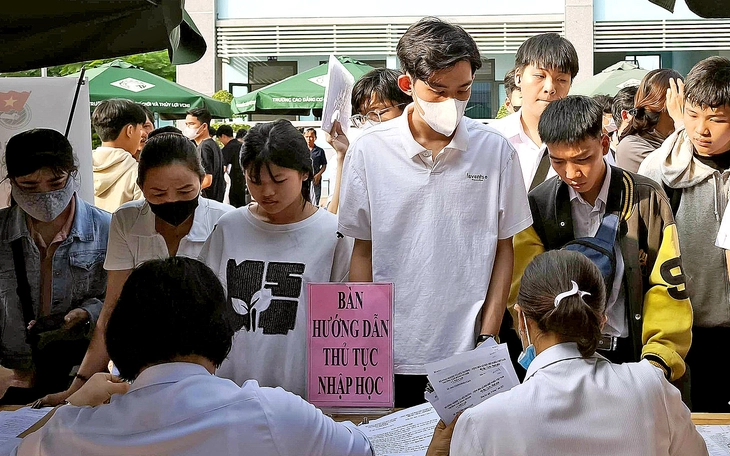 Nhiều thí sinh bỏ xác nhận nhập học đại học, chuyển sang cao đẳng - Ảnh 2.