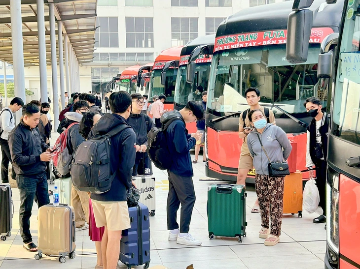 Xe thương hiệu 'cháy vé', vé máy bay tầm 2 triệu trở lên còn nhiều - Ảnh 1.