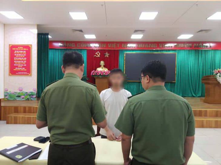 Công an TP.HCM xử phạt 2 trường hợp nhờ người thi thay tiếng Anh - Ảnh 1.
