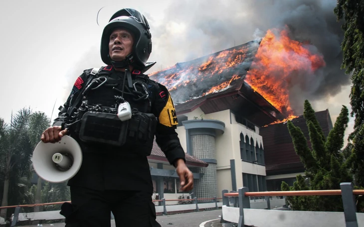 Tổng thống Indonesia tuyên bố cắt giảm đặc quyền nghị sĩ, cảnh báo nguy cơ khủng bố - Ảnh 4.