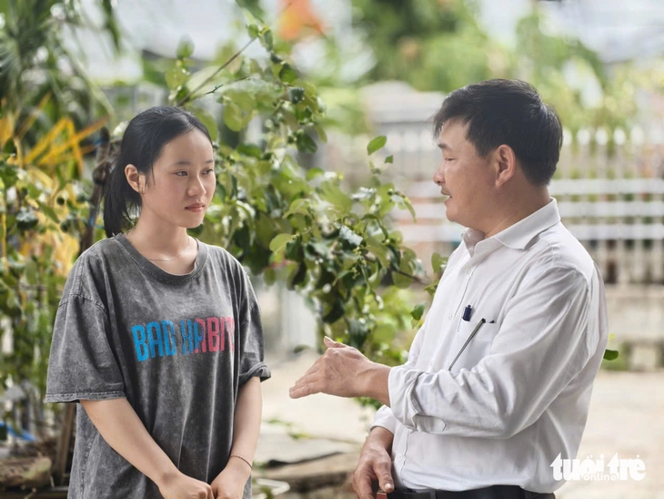 Chăm mẹ mù lòa, làm 'vạn nghề' từ lớp 9, nữ sinh cao nguyên đậu Đại học Công nghiệp TP.HCM - Ảnh 4.
