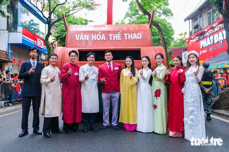 Rapper Đen diễu hành 2-9: ‘Vui vì được là người dân của quê hương mình’ - Ảnh 4.