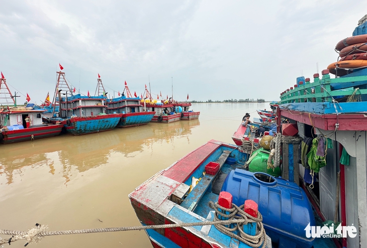 Nghệ An cấm biển trước bão Nongfa - Ảnh 1.