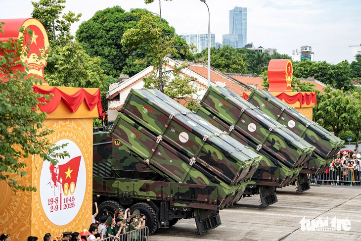 Các khối diễu binh tỏa ra các ngả đường, đi trong vòng tay nhân dân - Ảnh 49.