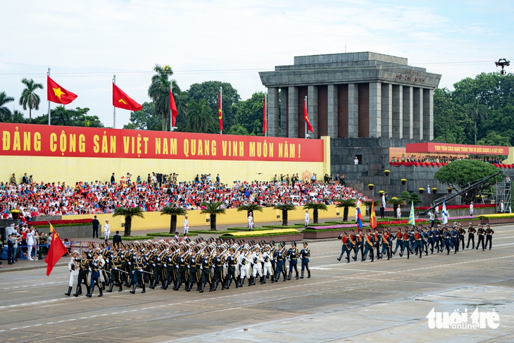 Hình ảnh quân nhân Nga, Trung Quốc, Lào, Campuchia sải bước trên quảng trường Ba Đình - Ảnh 1.