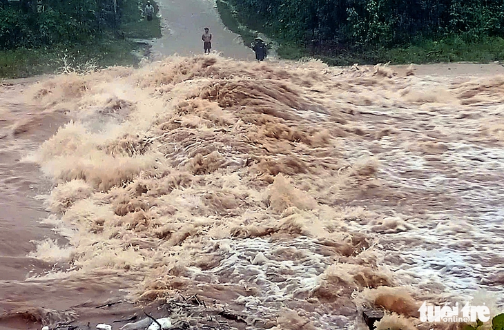 Mưa lớn suốt đêm, Quảng Trị chia cắt nhiều nơi, cảnh báo lũ quét, sạt lở đất - Ảnh 1.