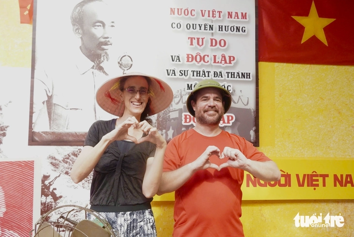 Cặp đôi nước ngoài đến Hà Nội xem diễu binh 2-9: 'Chúng tôi yêu tinh thần Việt Nam' - Ảnh 1. Cặp đôi nước ngoài đến Hà Nội xem diễu binh 2-9: 'Chúng tôi yêu tinh thần Việt Nam' - Ảnh 1.