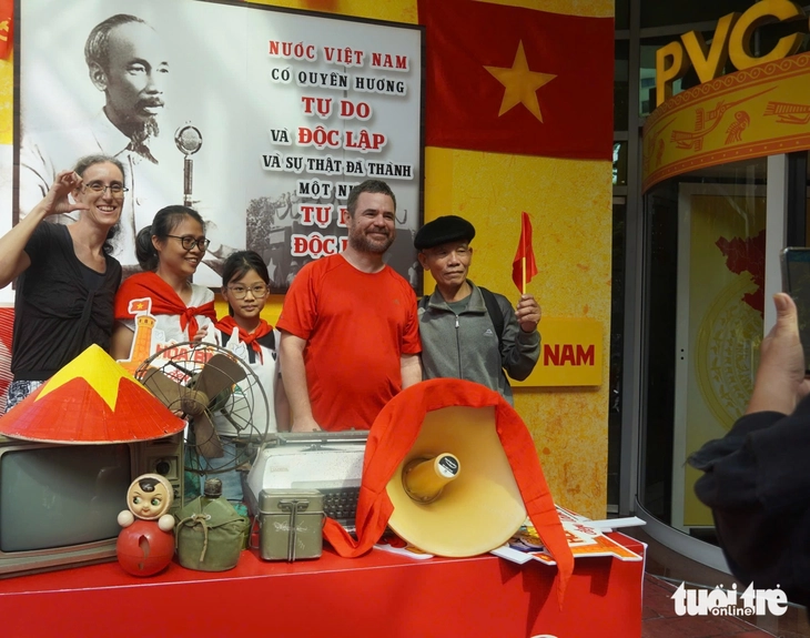 Cặp đôi nước ngoài đến Hà Nội xem diễu binh 2-9: 'Chúng tôi yêu tinh thần Việt Nam' - Ảnh 3. Cặp đôi nước ngoài đến Hà Nội xem diễu binh 2-9: 'Chúng tôi yêu tinh thần Việt Nam' - Ảnh 3.