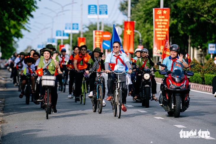 Lần đầu tiên thiếu nhi 3 địa phương TP.HCM (mới) chinh phục hành trình du khảo bằng đạp xe hơn 80km - Ảnh 1. Lần đầu tiên thiếu nhi 3 địa phương TP.HCM mới cùng du khảo bằng đạp xe hơn 80km - Ảnh 1.