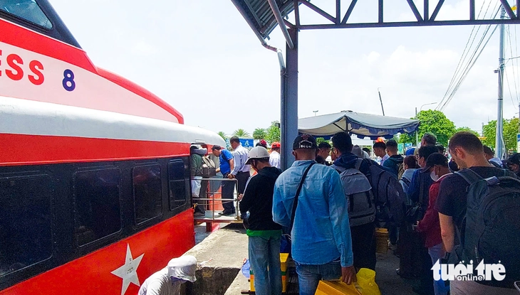 Ngày đầu nghỉ lễ Phú Quốc đã đón 22.400 lượt khách, quyết không để xảy ra ép giá - Ảnh 2.